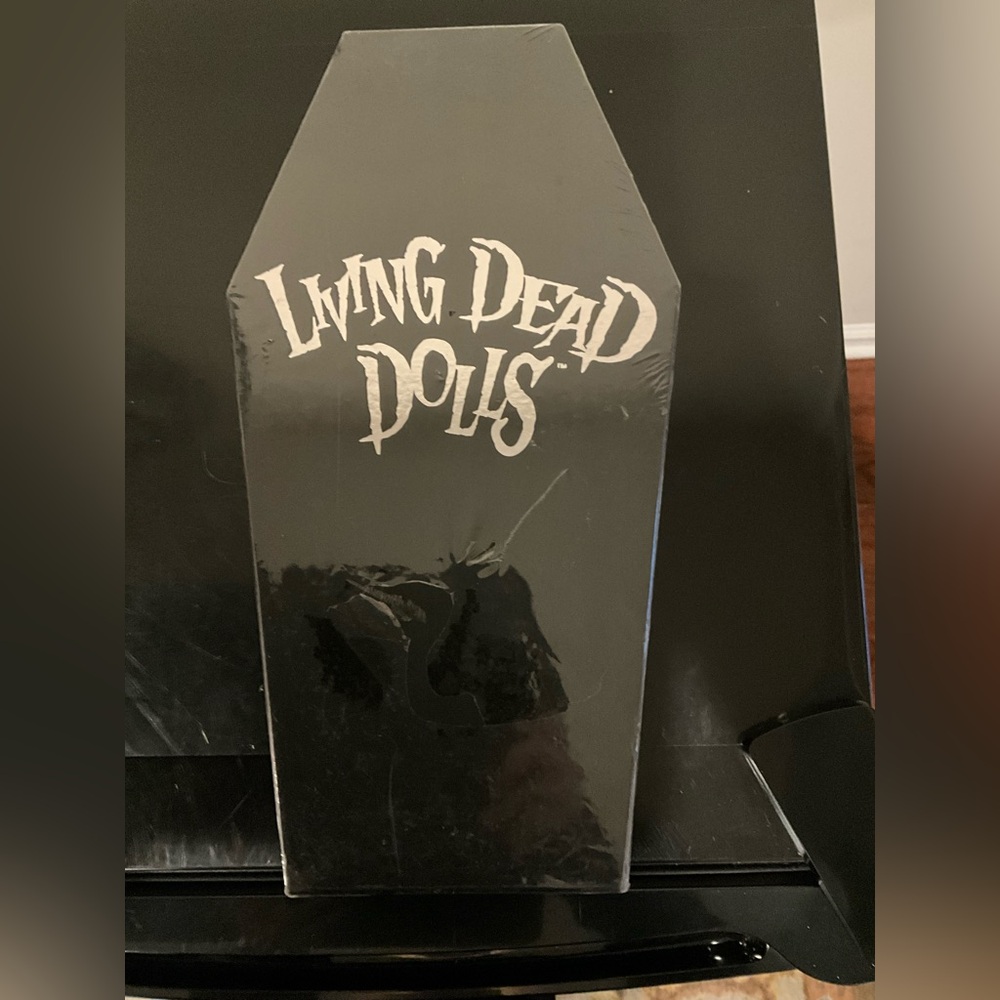 NIP Living Dead Dolls - Simone - Picture 5 of 5